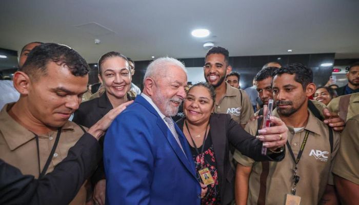 Lula agradece funcionários por limpeza do Planalto